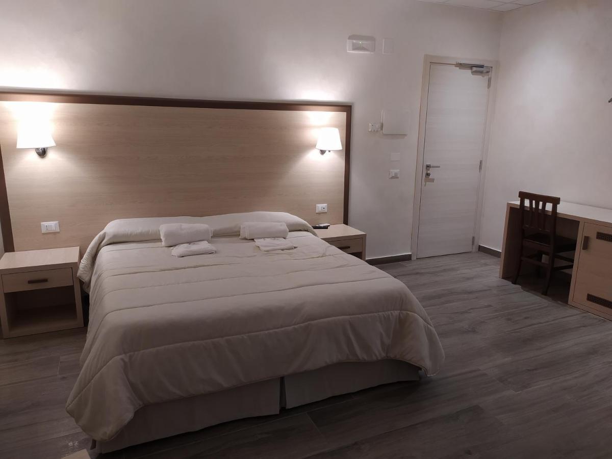Hotel Holiday Foggia Exterior foto
